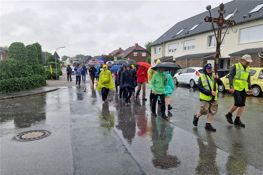 Nach Ende der Gewitter-Warnung konnten die Pilger auch wieder das Kreuz vorantagen, das sie zwischenzeitlich wegen Blitz-Gefahr eingeholt hatten.