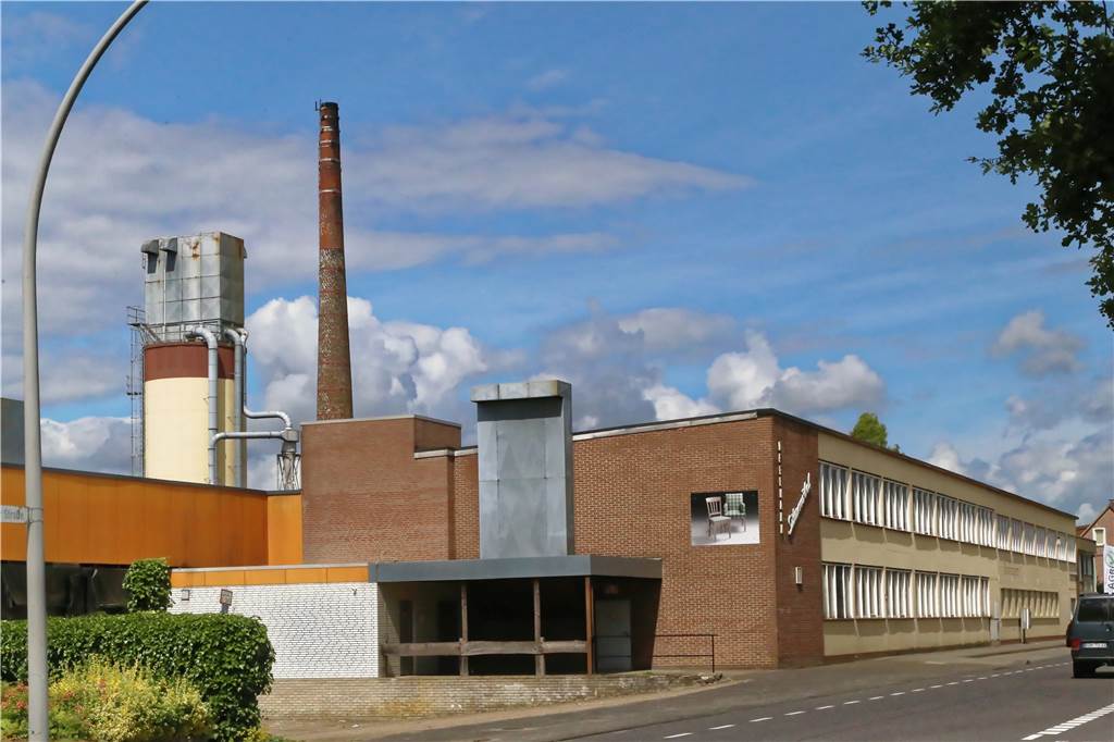 Nach Ende der Produktion beim Möbelhersteller Deelmann an der Ramsdorfer Straße standen die Hallen länger leer. Jetzt gibt es eine neue Nutzung.