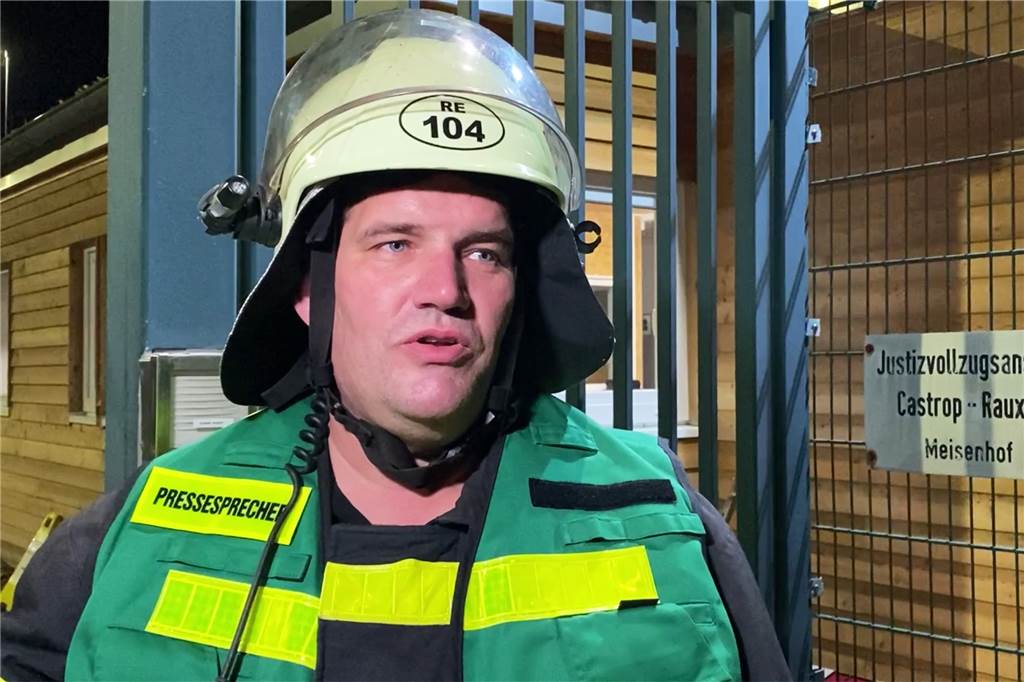 Kellerbrand: Brisanter Einsatz für die Feuerwehr an der JVA Meisenhof Nach Ende des Einsatzes zog Feuerwehr-Sprecher Heiner Holtkotte gegenüber unserem Reporter Bilanz über den Einsatz.