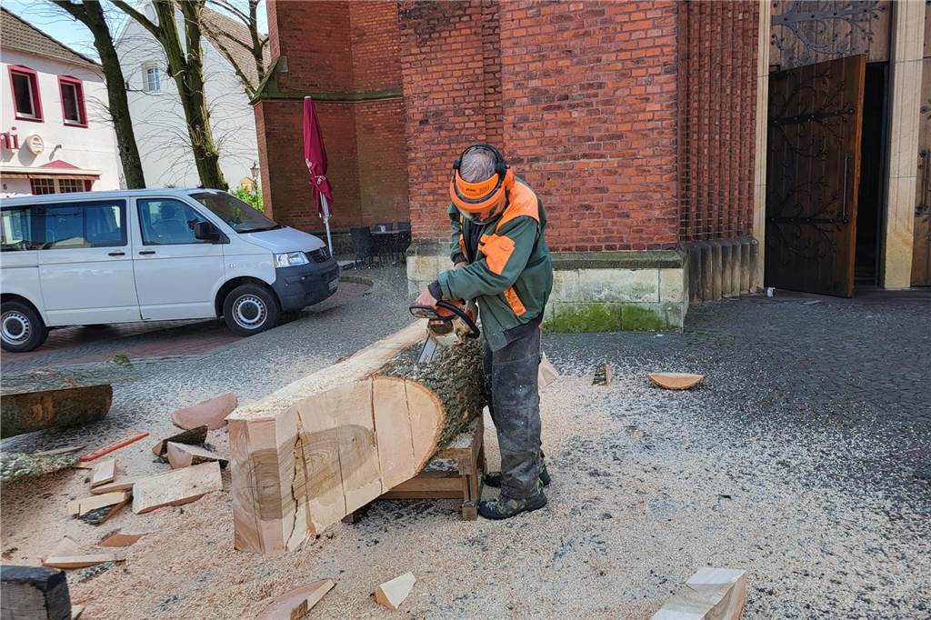 Holzbildhauer Ernst Franz auf dem Alten Markt