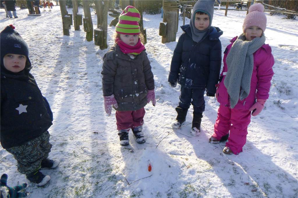Nach erfolgreicher Arbeit präsentieren die Kinder ihr vollbrachtes Werk: Einen Schneemann im Plattfisch-Format.