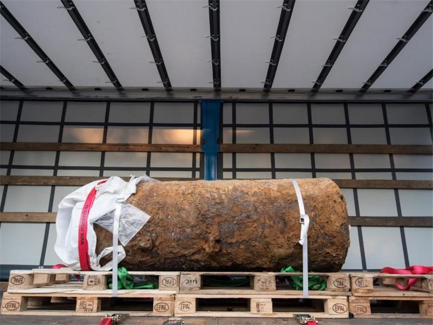Bombe in Frankfurt trotz Hindernissen erfolgreich entschärft Nach erfolgreicher Entschärfung wird die englische Luftmine vom Typ HC 4000 in Frankfurt am Main präsentiert. Die Entschärfung der Luftmine war komplizierter als angenommen, weil sich zunächst von zwei der drei Zünder die Sprengkapseln nicht entfernen ließen und gesondert ausgebaut werden mussten. Foto: Boris Roessler