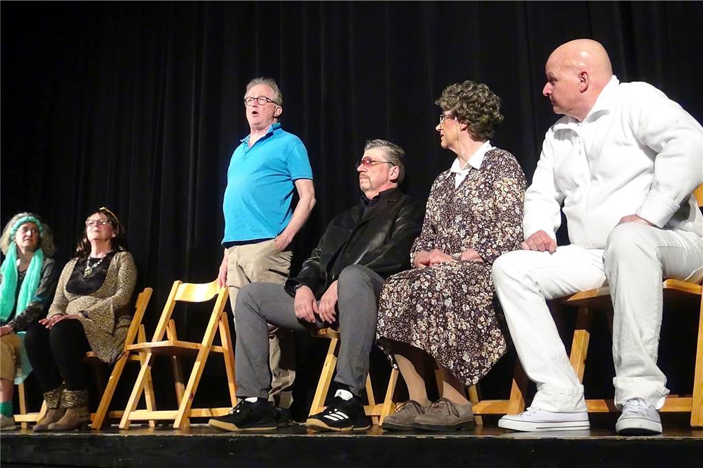 Theatergruppe Phönix aus Dorsten hat Krimi-Spaß hervorragend umgesetzt Bühnenfoto mit Schauspielern.