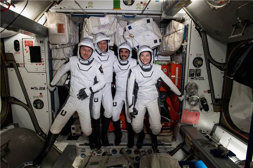 Spektakuläre Landung: Deutscher Astronaut kehrt nach 177 Tagen zur Erde zurück Nach fast sechs Monaten im All kehrt der deutsche Anstronaut Maurer (links) auf die Erde zurück.