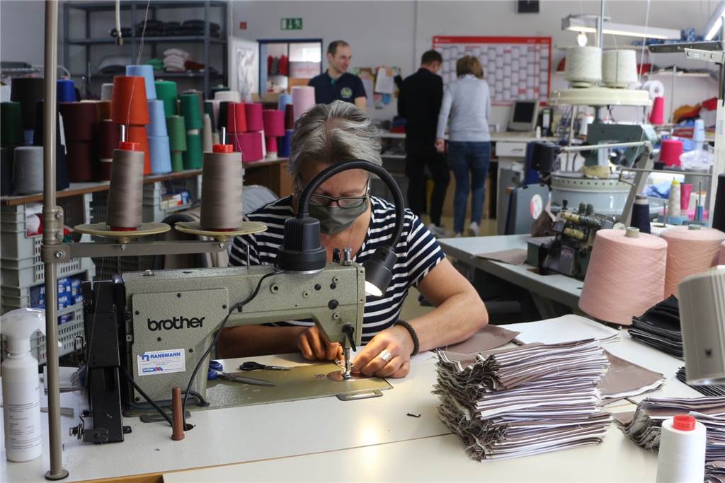 Overkämping setzt in der Krise auf die Karte Maskenproduktion Nach Fast-Stillstand herrscht in der Strickerei nun Hochbetrieb. Die Mitarbeiter, darunter viele Familienmitglieder wie Brigitte Overkämping, Mutter von André und René Overkämping (im Hintergrund), arbeiten mit Hochdruck an den Aufträgen.