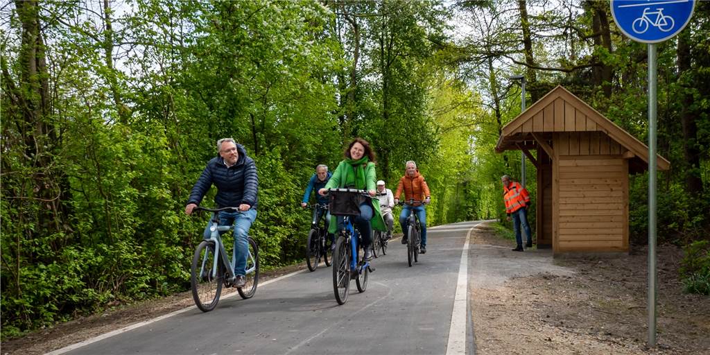 Zweiter Teil des Geh- und Radweges an der Aa-Umflut wird erneuert Nach Fertigstellung des ersten Bauabschnitts des Geh- und Radweges wurde dieser unter anderem von Thomas Hammwöhner und Bürgermeisterin Karola Voß (beide vorne) getestet.