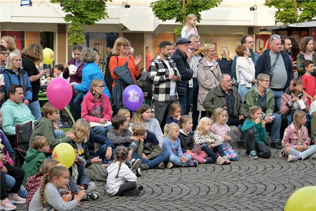 Durchweg positives Fazit des Straßenfestivals 2023 Nach feuchtem Auftakt strömten die Menschen, darunter viele Kinder, zum Straßenfestival. Vor allem am sonnigen Samstag.