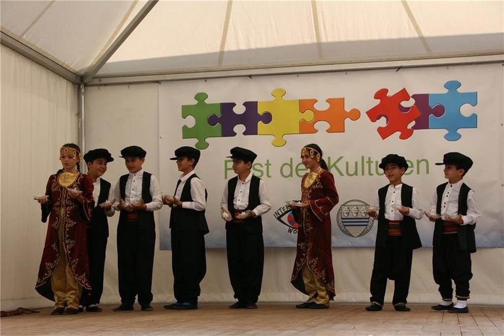 Fest der Kulturen zum Stadtlohner Herbst soll Vielfalt sichtbar machen Tänzer auf der Bühne beim Fest der Kulturen