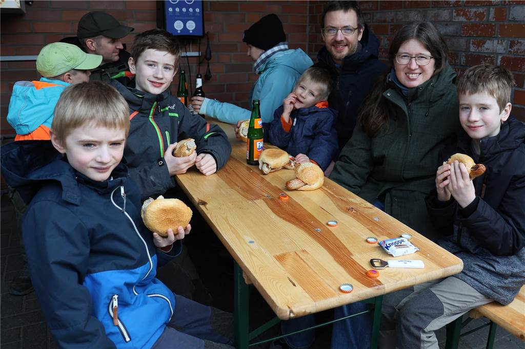 Großer Frühjahrsputz beim Aktionstag „Sauberes Haltern am See“ Spielplatzpiraten Lippramsdorf sitzen nach dem Aktionstag "Sauberes Haltern am See" 2024 an einem Tisch und essen Bratwurt.