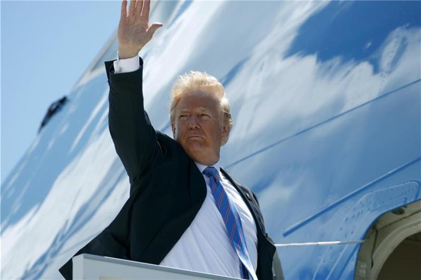 Der Bruch: „G7 minus 1“ - was bleibt von den Ergebnissen? Nach getaner Arbeit: US-Präsident Donald Trump geht an Bord der Air Force, um nach Singapur zu fliegen. Foto: Evan Vucci/AP