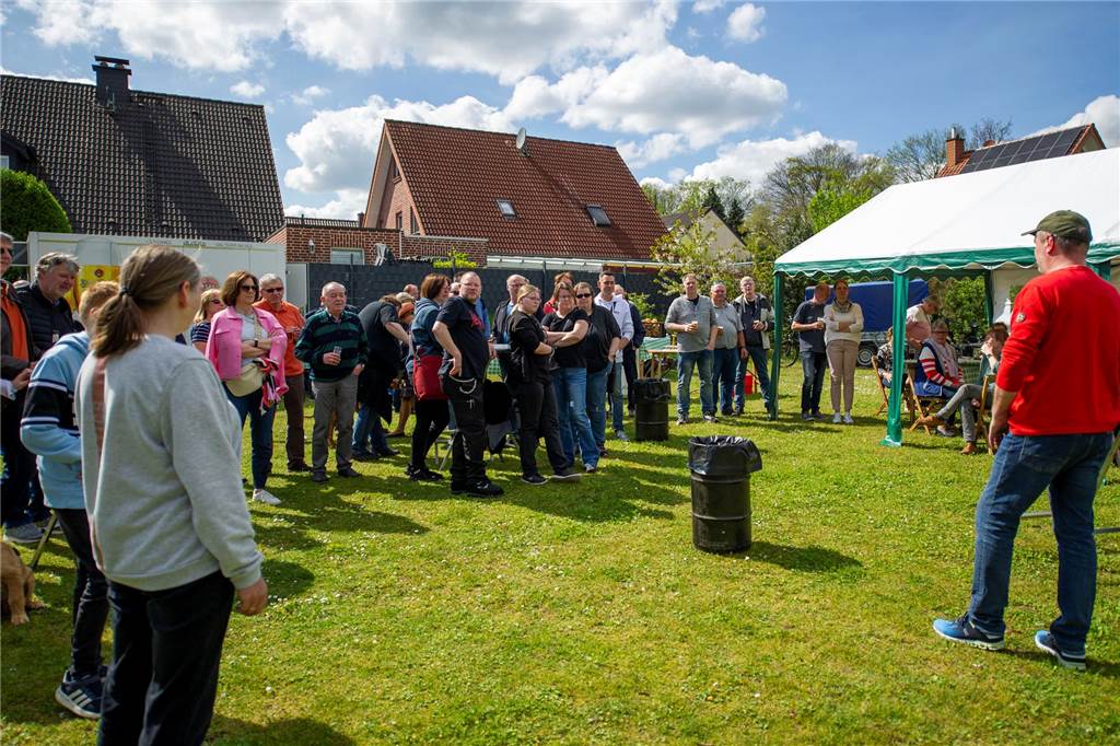 Maibaum der Schützengemeinschaft Haltern-West steht Nach getaner Arbeit wurde gefeiert.
