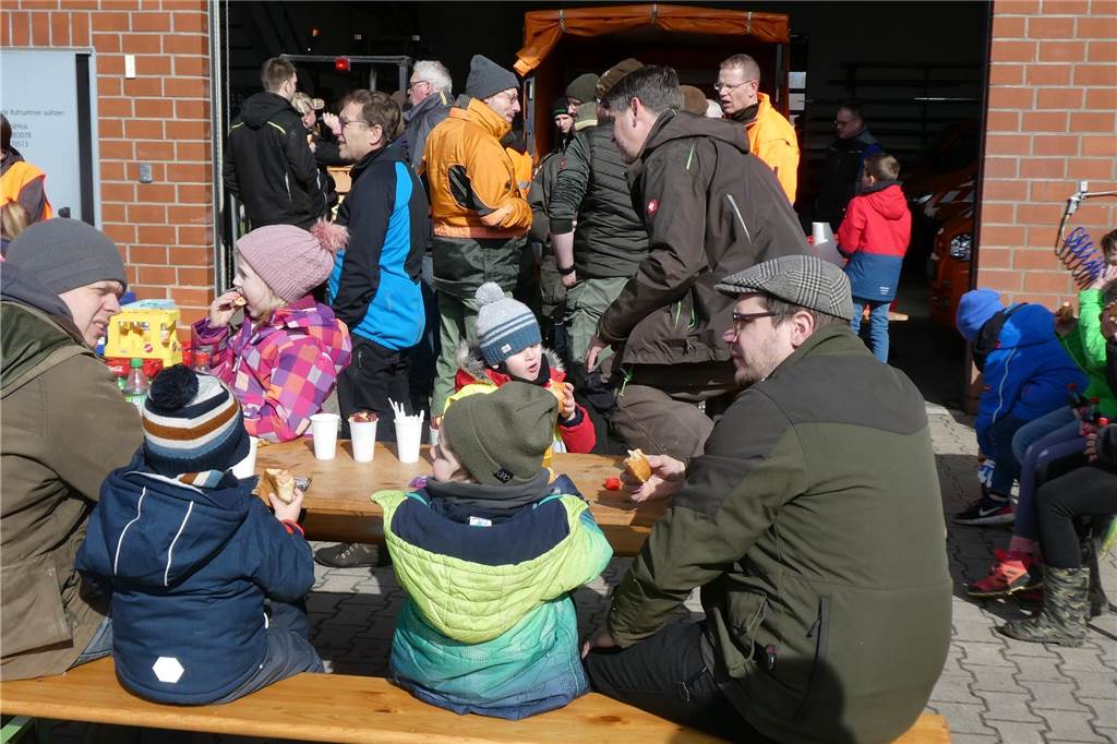 Nach getaner Arbeit wurde resümiert bei Brötchen und Würsten und Getränken, gespendet von Hegering und Stadtverwaltung.