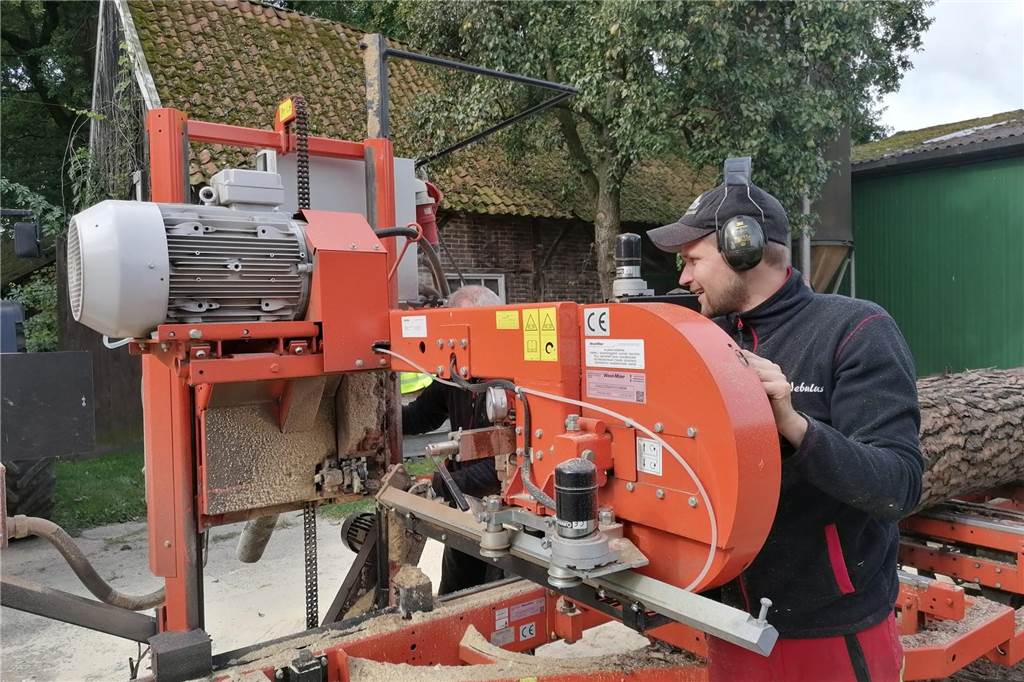 Mobiles Sägewerk im Einsatz: Stadtlohner erneuern Stall aus eigenen Bäumen Ein Sägeblatt wird gewechselt.