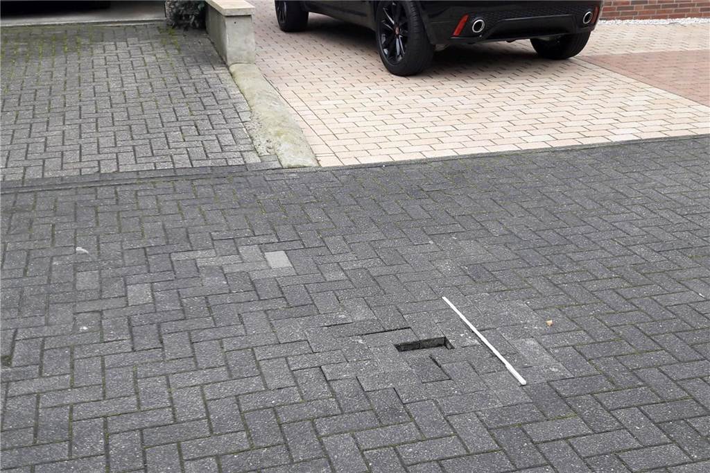 Kritik an Schäden und Provisorien nach Glasfaser-Ausbau Pflaster auf Straße Zur Potmere in Dorsten-Wulfen sinkt nach Glasfaser-Ausbau ab.
