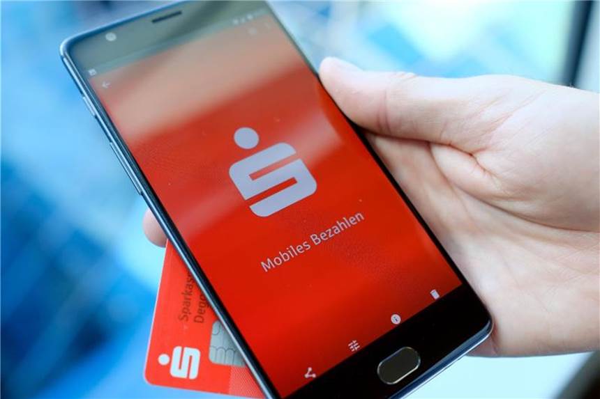 Smartphone als Geldbörse: Sparkassen starten Bezahldienst Nach Google sind die Sparkassen mit ihrem Smartphone-Bezahlsystem in Deutschland gestartet. Foto: Fabian Sommer