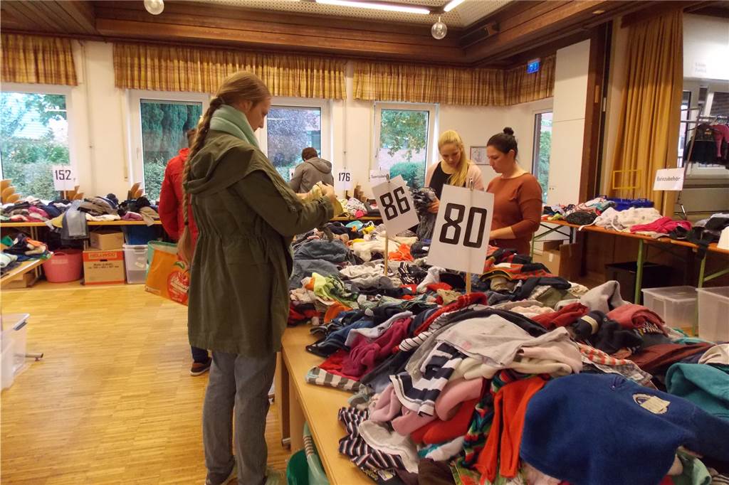 Verführerische Preise und prall gefüllte Einkaufstaschen Nach Größen sortiert wurde die Kleidung auf den Verkaufstischen angeboten.