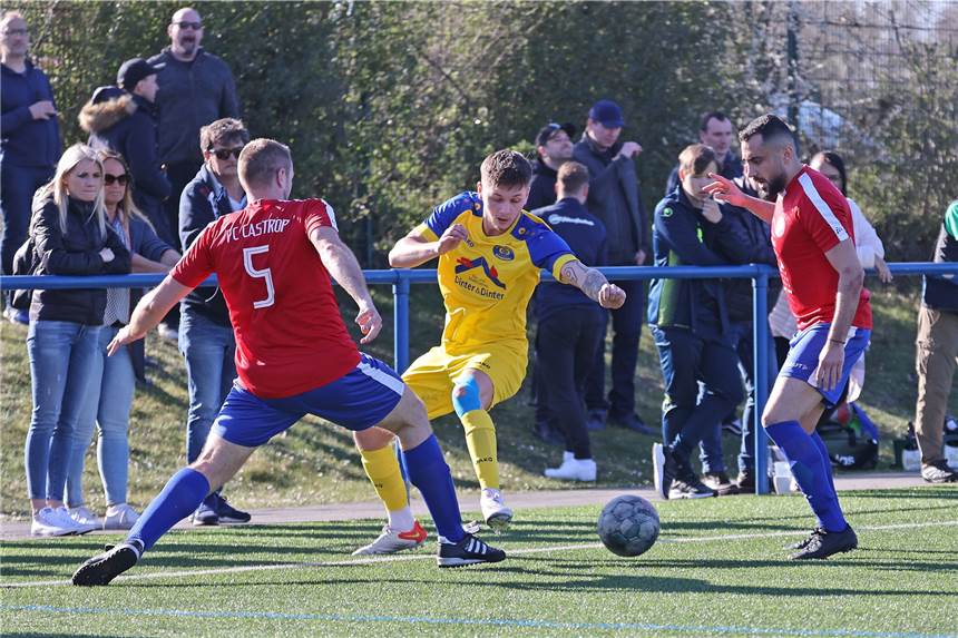 Alle Castrop-Rauxeler Fußball-Ergebnisse und Spielabsagen im Überblick Nach ihrem Auftritt im ersten Bezirksliga-Derby des Jahres 2022 gingen am ersten April-Wochenende die Kicker der Spvg Schwerin (am Ball Nico Bothe) und des FC Castrop-Rauxel (rote Hemden) getrennte Weg. Schwerin spielte bei RW Germania. Der FC empfing die SG Castrop zum nächsten Derby.