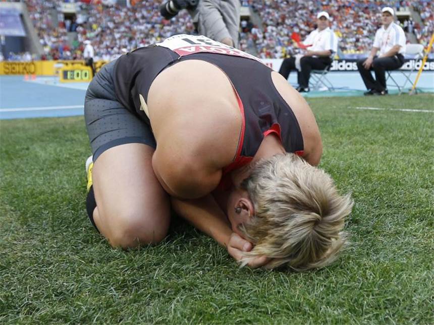 Endlich Gold: Obergföll landet den großen Wurf Nach ihrem Gold-Wurf muss Christina Obergföll erst einmal um Fassung ringen. Foto: Kerim Okten