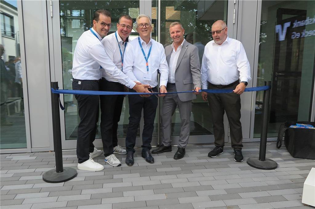 Neubau der Volksbank Schermbeck: Rundgang für Besucher Vorstandsteam und Bürgereister Mike Rexforth schnitten das blaue Band durch.