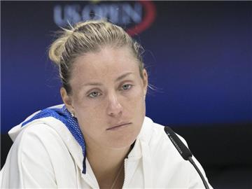 Nach ihrer Niederlage beantwortet Angelique Kerber Fragen nach dem Spiel gegen Osaka. Foto: Javier Rojas
