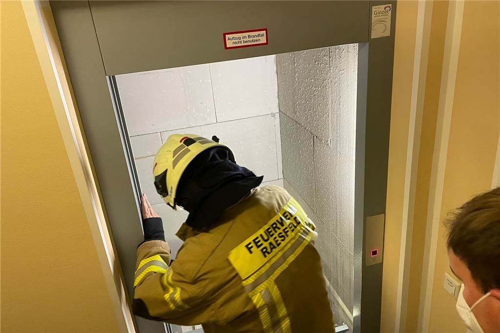 80-Jähriger mit Platzangst steckt im Aufzug fest und wird ohnmächtig Nach knapp zehn Minuten konnte die Feuerwehr den 80-Jährigen aus dem feststeckenden Aufzug befreien.