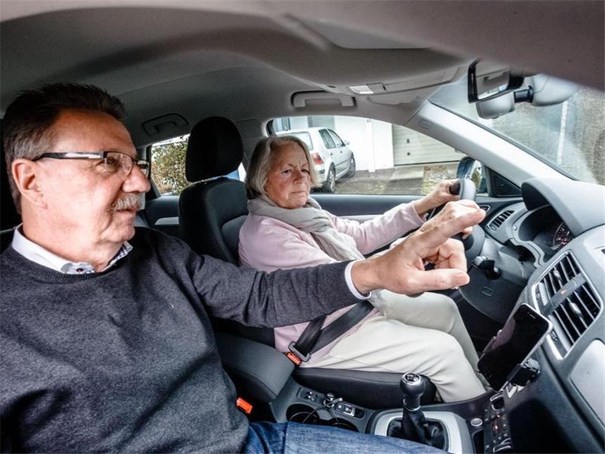 Fahrpause: So klappt die Rückkehr hinters Steuer Nach längerer Fahrabstinenz raten Experten dazu, das Steuer erst nach vorheriger Übung zum Beispiel bei einer Fahrschule wieder in die Hand zu nehmen. Foto: Markus Scholz