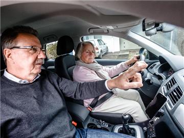 Nach längerer Fahrabstinenz raten Experten dazu, das Steuer erst nach vorheriger Übung zum Beispiel bei einer Fahrschule wieder in die Hand zu nehmen. Foto: Markus Scholz