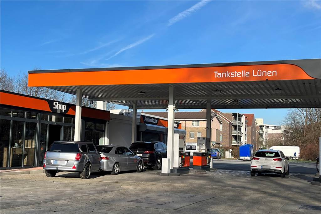 Nach langer Umbauzeit: Tankstelle an Gahmener Straße öffnet mit vielen Neuerungen Nach langer Umbauzeit darf an der SB-Tankstelle wieder getankt werden.