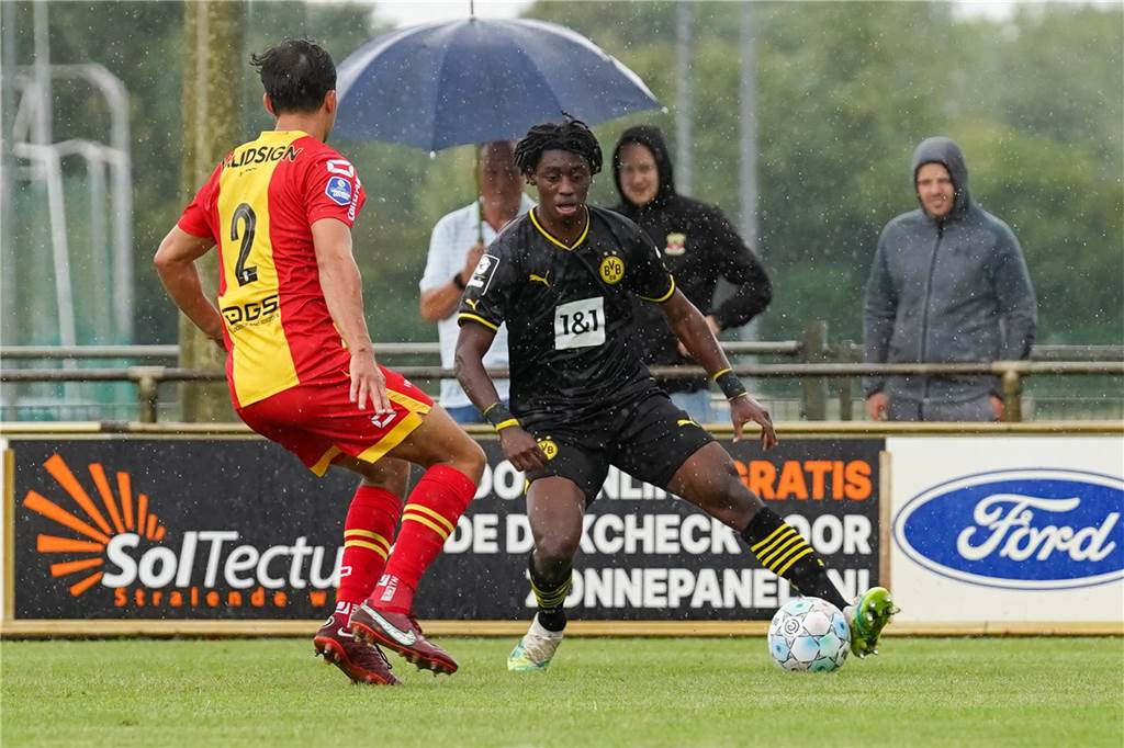 Bueno-Ausfall stellt BVB-U23 vor Probleme: Blank und Aning im Duell – Zimmermann hat Favoriten Prince Aning führt den Ball.