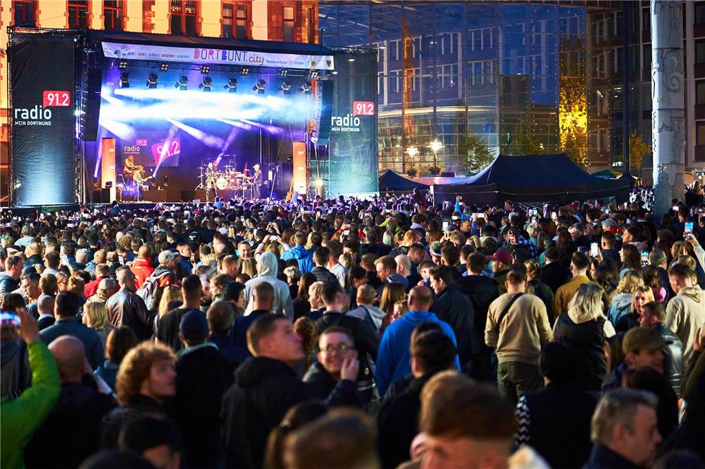 Nach Leony ging es auf der Bühne am Friedensplatz weiter mit Toby Romeo und DJ Rich Boogie.