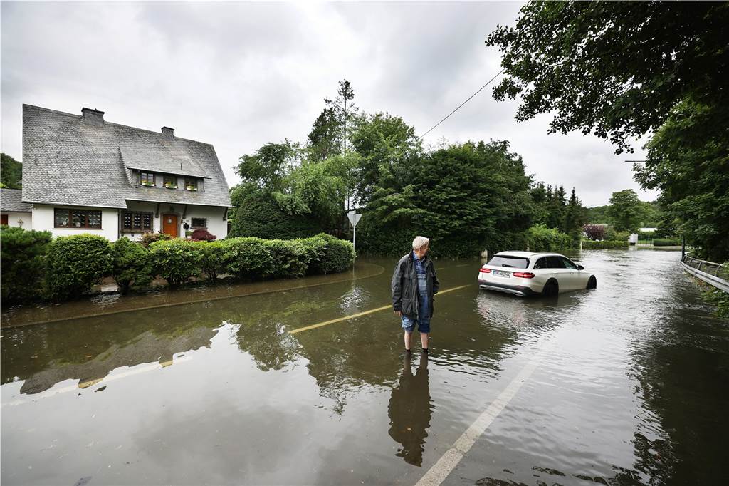 Unwetter in NRW: Zahl der Toten steigt, über Tausend Menschen werden noch vermisst – Liveblog Nach massiven Regenfällen mussten etwa 1500 Menschen in Hückeswagen im Bergischen Land ihre Wohnungen verlassen. Betroffen war vor allem der Stadtteil Kleineichen unterhalb der Bevertalsperre.