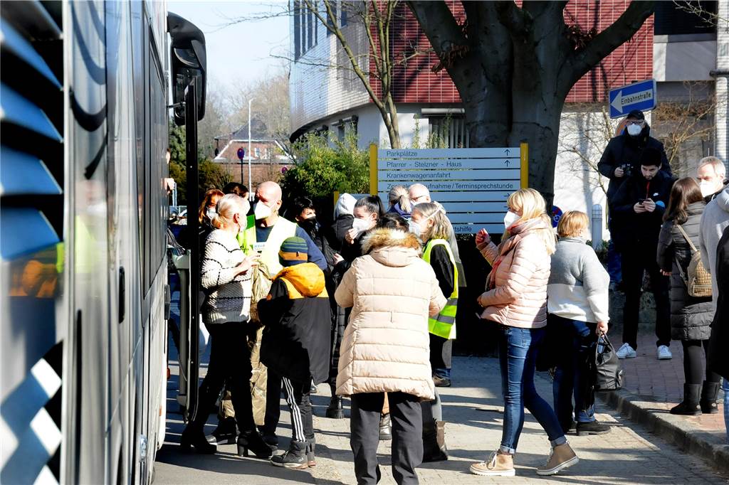 Nach mehr als 25-stündiger Fahrt war ein Quecke-Bus mit 47 Geflüchteten aus der Ukraine am Sonntagmorgen (6.3.) am Marienkrankenhaus angekommen.