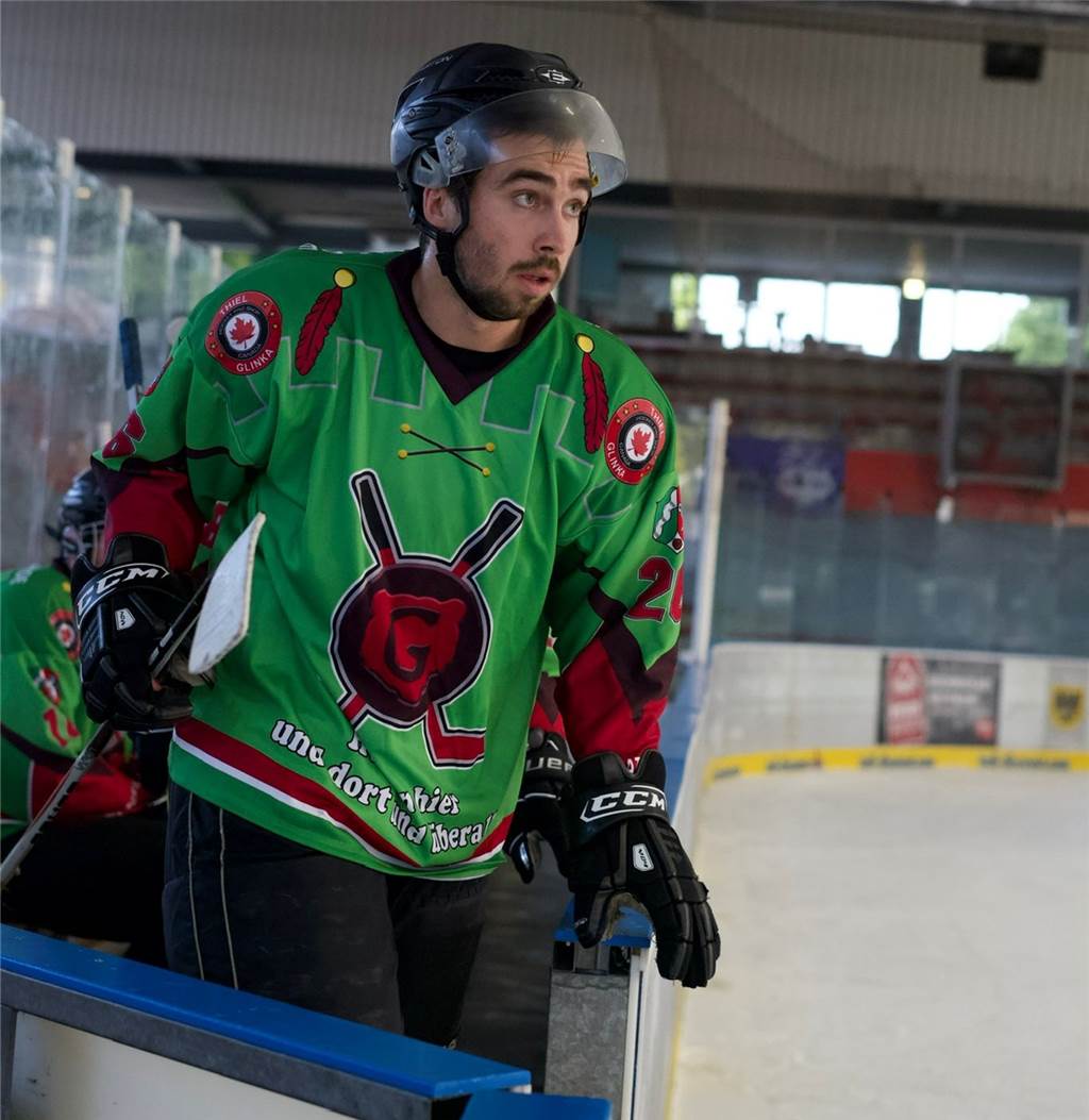 Zwei Sportarten, viele Positionen und Quasi-Abstieg: Viel los bei Nicolas Grewe Nach mehreren Jahren Abstinenz ist Nicolas Grewe wieder aufs Eis zurückgekehrt.