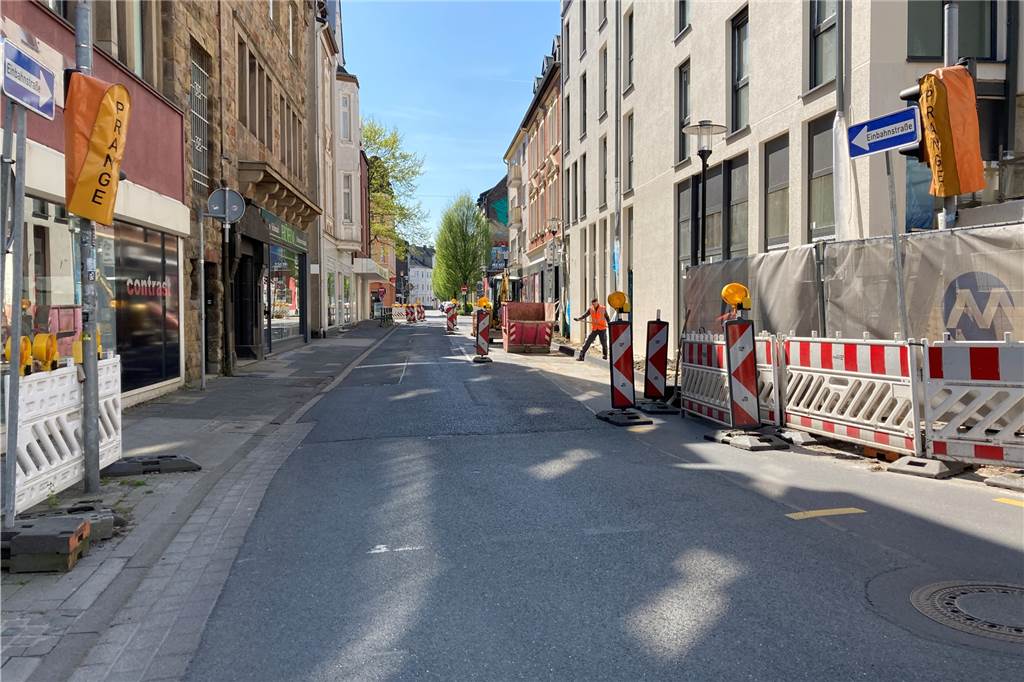 Royal Donuts leidet unter Extrablatt-Baustelle: „Kaum jemand traut sich hier lang“ Nach mehreren Sperrungen in der Friedensstraße soll die halbseitige Sperrung bis Samstag (23.4.) die vorerst letzte sein.