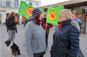 Nach Montagabend bezogen die Unnaer Bündnisgrünen am Dienstagnachmittag erneut Position am Bahnhof Unna. Anlass war der Transport von Atommüll aus dem Münsterland durch den Kreis Unna, mit Russland als Ziel.
