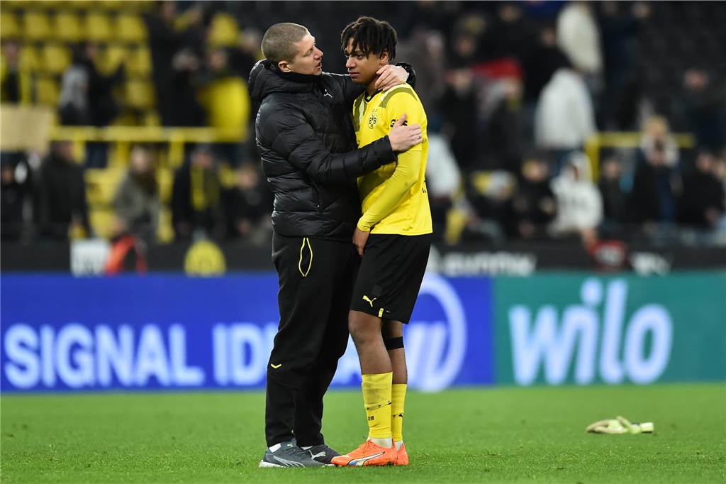 BVB-Trainer Tullberg kritisiert Entwicklung : „Tik-Tok-Generation fehlt es an Selbsteinschätzung“ Mike Tullberg legt seinen Arm um die Schulter von Filippo Mane.