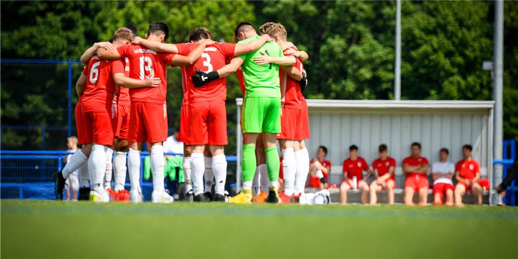 Holzen-Torwart lehnt Wickede-Angebot ab und kehrt nach nur einem Jahr nach Dortmund zurück Die Spieler des TuS Holzen-Sommerberg bilden einen Kreis auf dem Platz.