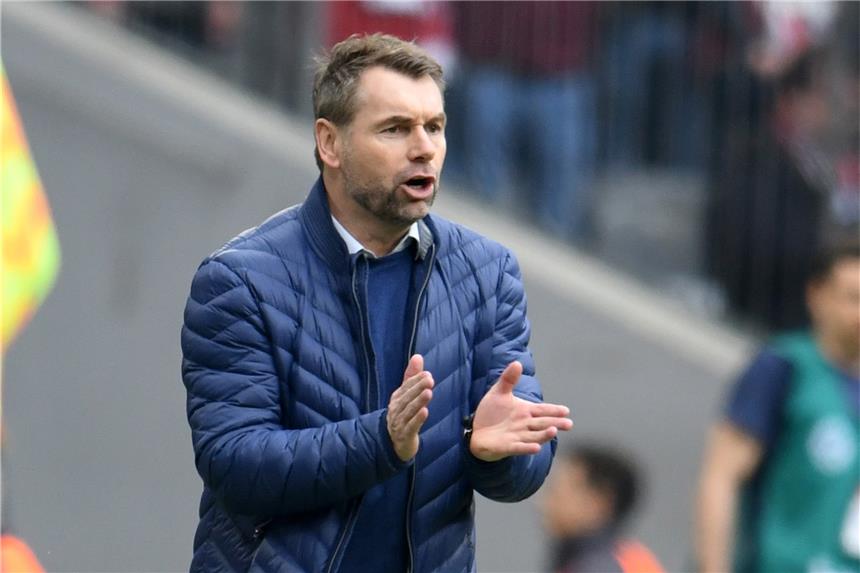 Nächster Personalwechsel: HSV tauscht erneut den Trainer Nach nur sieben Wochen beim HSV schon wieder entlassen: Trainer Bernd Hollerbach.