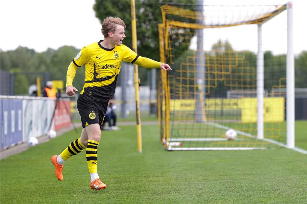 BVB-U19 holt Derbysieg und versetzt Schalke den K.o.: Dortmund im Halbfinale gegen Hertha BSC Cole Campbell bejubelt sein Tor.