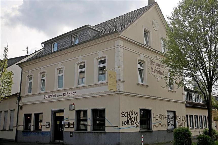 Hotel-Unterbringung von Flüchtlingen in Köln besonders teuer Nach öffentlicher Kritik an der Unterbringung von Flüchtlingen angeblich für einen Millionenbetrag ist das Hotel beschmiert worden. Foto: Oliver Berg/Archiv