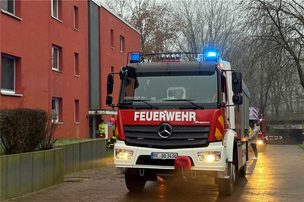 Stromausfall in Dorsten: Dutzende Haushalte betroffen Feuerwehrauto vor einem Haus
