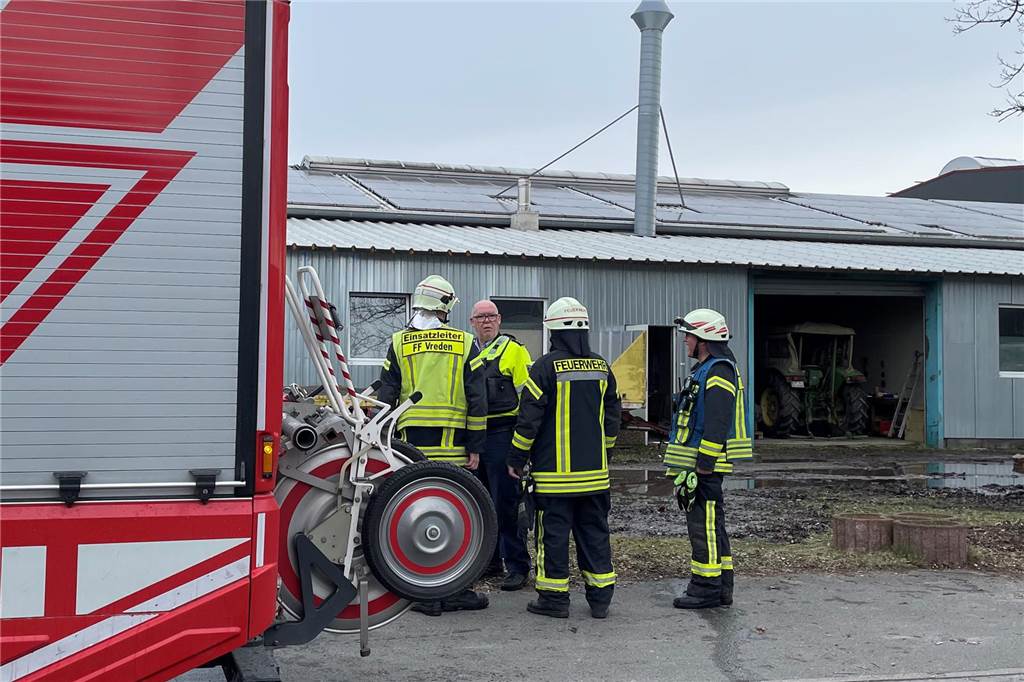 Rauch dringt aus Gewerbehalle: Feuerwehr hat Lage schnell im Griff Nach rund 45 Minuten war der Einsatz beendet. Die Polizei hat die Ermittlungen zur Brandursache aufgenommen.