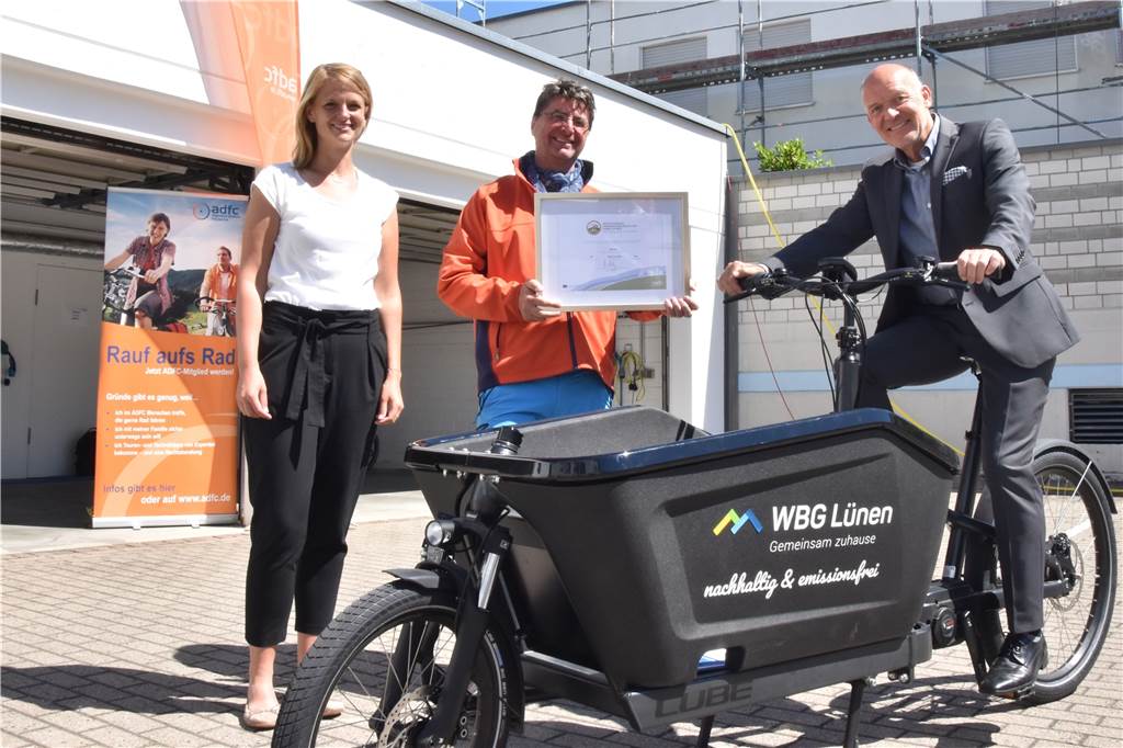 WBG Lünen als erster fahrradfreundlicher Arbeitgeber im Kreis ausgezeichnet Nach rund einem Jahr Vorbereitung wird die WBG Lünen als erstes Unternehmen im Kreis Unna als fahrradfreundlicher Arbeitgeber vom ADFC ausgezeichnet. Darüber freuen sich Fahrradkoordinatorin Katharina Weber von der WBG, Andreas Bittner vom ADFC und WBG-Geschäftsführer Rainer Heubrock.