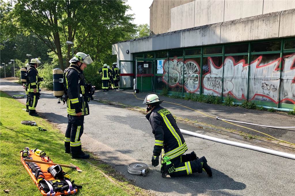 Feuerwehr-Einsatz am Schulzentrum Hörde: Sporthalle in Brand geraten Nach rund einer Stunde war der Feuerwehreinsatz beendet.