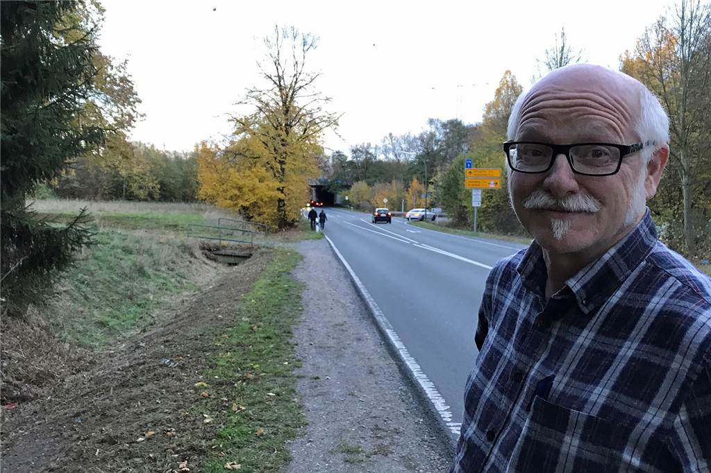 Holzen: Wer in der Idylle wohnt, braucht ein Auto Nach Schwerte-Holzen gibt es keinen befestigten Gehweg. Und einen Radweg schon gar nicht. Das ärgert Dirk Hanné von der Interessengemeinschaft „Holzen aktiv“.