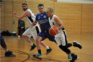 Nach sehr langer Wettkampfpause steigen die Ahauser Basketballer um Alexander Bistrikow (r.) wieder in den Spielbetrieb ein. 