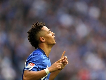 Nach seinem ersten Profitor im Derby gegen Borussia Dortmund begnügt sich Thilo Kehrer mit einem Jubel-Lauf. Foto: Ina Fassbender