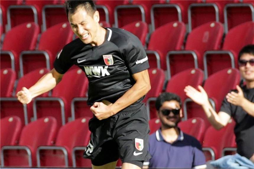 FC Augsburg wochenlang ohne Dong-Won Ji Nach seinem Freudensprung landete Dong-Won Ji unglücklich und zog sich eine Verletzung zu. Foto: Hasan Bratic