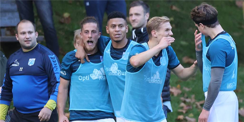 Westfalenliga: Profi schaut zu beim Duell von Wacker Obercastrop mit FC Iserlohn - sieht zwei Tore Nach seinem Tor zum 1:0 gegen den FC Iserlohn ließ sich Julian Ucles Martinez (2.v.l.) von Mitspielern, den Fans und seinen Trainern feiern. Am Ende siegte der SV Wacker Obercastrop mit 2:0.