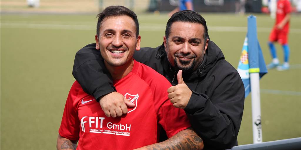 Sportplatz wie verflucht: Murat Büyükdere kehrt mit SG Gahmen erstmals zum VfL Kamen zurück Nach seinem Wechsel zur SG Gahmen traf Murat Büyükdere ganz schnell wieder auf seine alten Weggefährten vom VfL Kamen. Hier grinst er neben dem gut gelaunten VfL-Trainer Emre Aktas (r.).